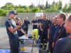 Die Feuerwehr Cadolzburg erklärt den Kollegen der Feuerwehr Stein den Schaumtrainer.