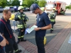 Die Feuerwehr Cadolzburg erklärt den Kollegen der Feuerwehr Stein den Schaumtrainer.