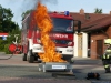 Die Feuerwehr Stein übt mit dem Schaumtrainer die Brandbekämpfung.