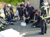 Die Feuerwehr Cadolzburg erklärt den Kollegen der Feuerwehr Stein den Schaumtrainer.