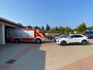 Geparkte Autos auf dem Hof der Feuerwache blockieren die Ausfahrt der Feuerwehrfahrzeuge.