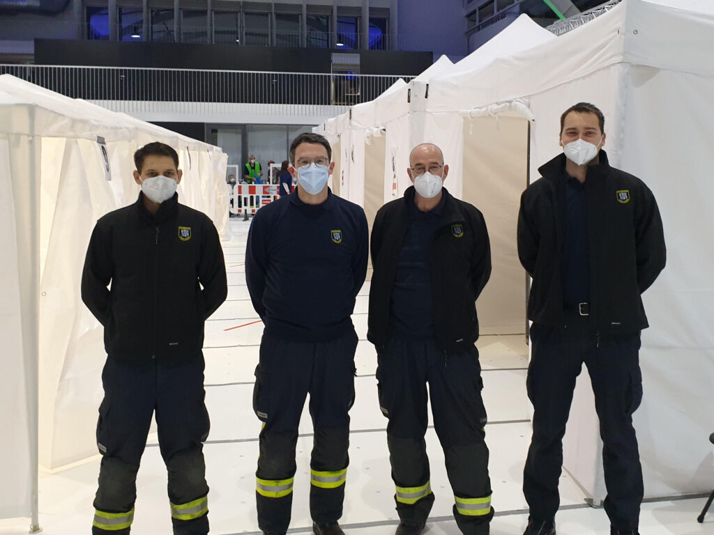 Ein Team der Feuerwehr Stein unterstützt eine Impfaktion in der Grünen Halle in Fürth.